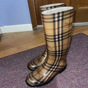 Burberry rain boot / snow boot size 7 (37)
